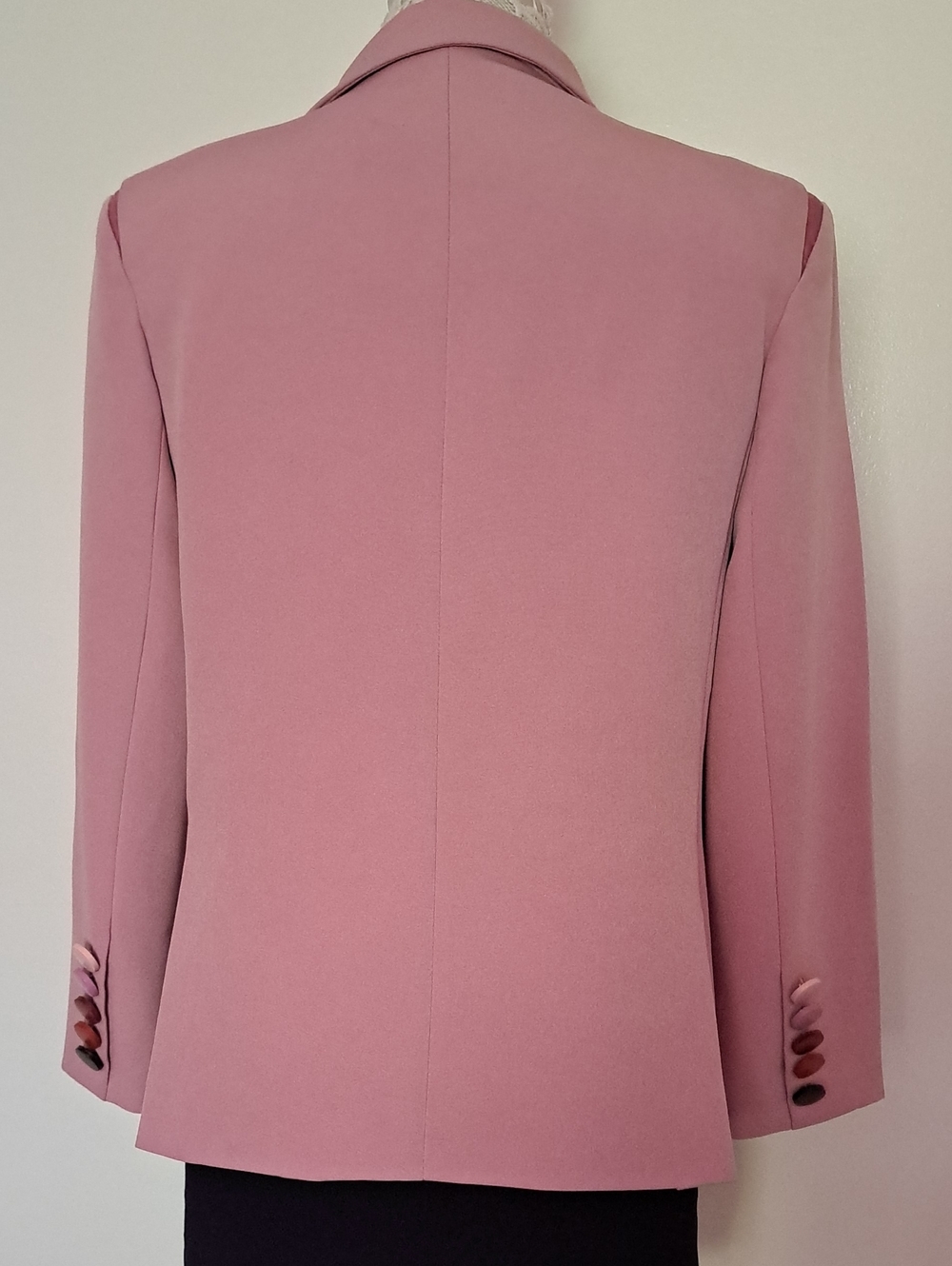 Tailored Pink Double-Breasted Blazer with Decorative Buttons - Picture 4 of 12